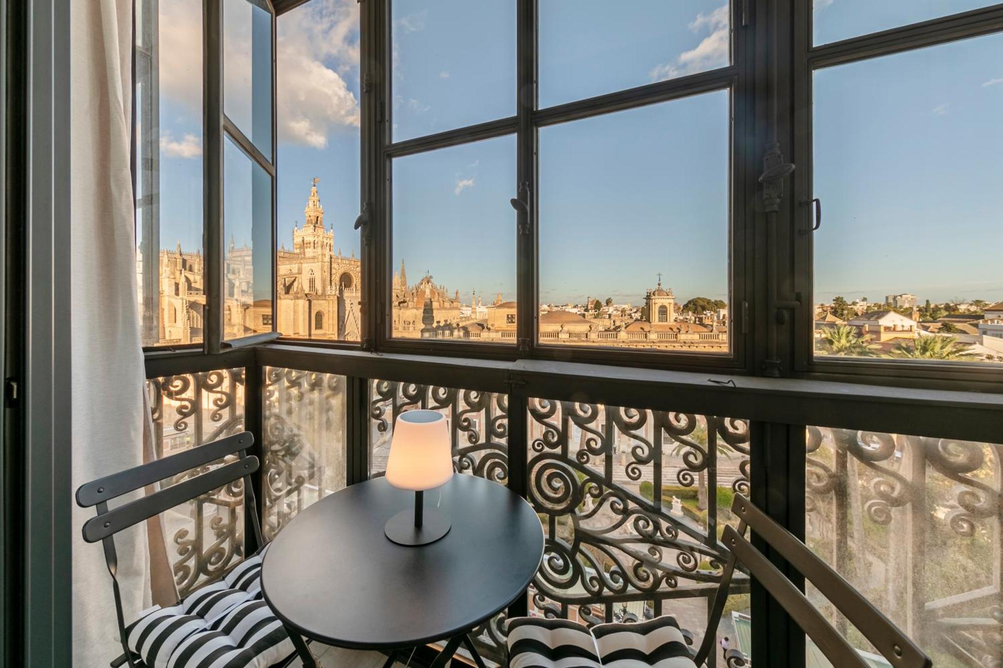 Isg Modern Atticpool At The Cathedralfree Parking Appartement