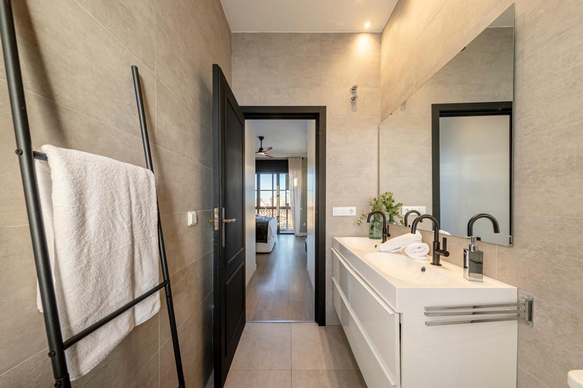 Isg Modern Atticpool At The Cathedralfree Parking Appartement *