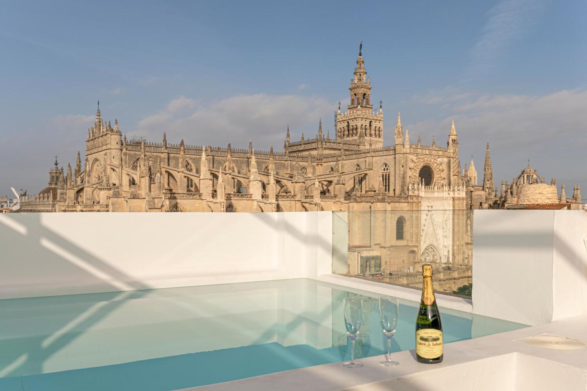 Isg Modern Atticpool At The Cathedralfree Parking Appartement *