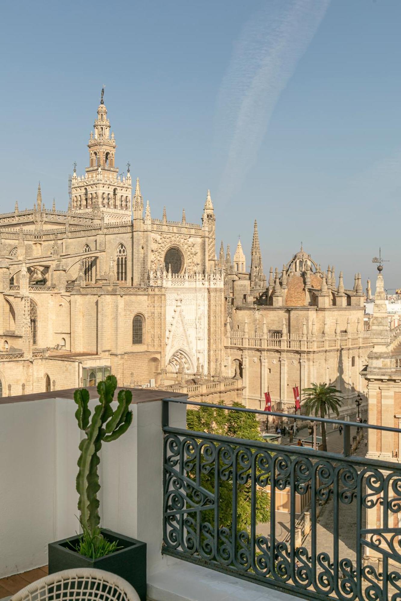 Isg Modern Atticpool At The Cathedralfree Parking Appartement
