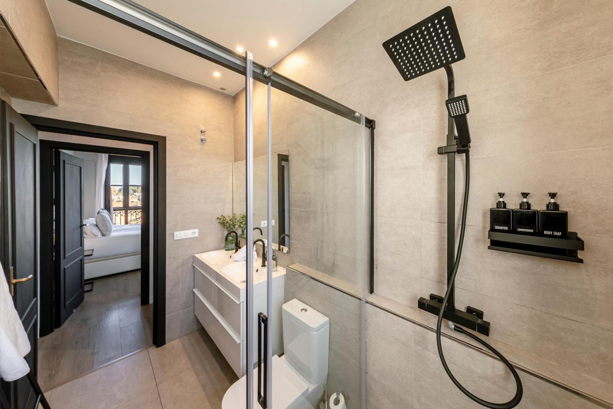 Isg Modern Atticpool At The Cathedralfree Parking Appartement